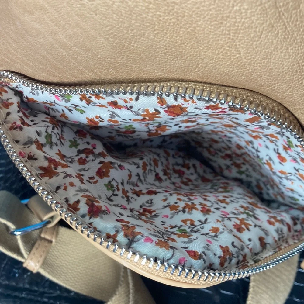 LIKE NEW Antik Craft Tan Woven Crossbody Bag + Floral Insides Adjustable Strap - Picture 3 of 6